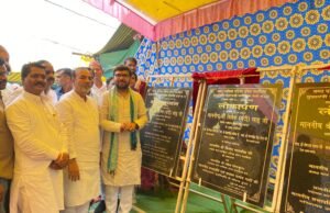 परासिया में 2 करोड़ 25 लाख की लागत से बन रहे शॉपिंग कॉम्प्लेक्स का भूमिपूजन एवं 25-25 लाख की लागत से बने मुख्यमंत्री संजीवनी क्लीनिक का सांसद ने किया लोकार्पण