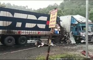 दूल्हादेव घाटी में दो ट्रको की आमने सामने भीषण टक्कर
