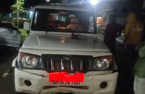 लापरवाह बोलेरो चालक ने तेज़ गति से वाहन चलाते हुए गौवंशों को मारी टक्कर,गौवंशों की हुई मौत,पुलिस ने किया मामला दर्ज