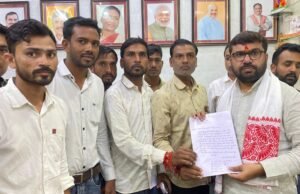 ग्रामीण बोले..सांसद जी,हथौड़ा को अलग करिए..बहुत परेशानी है