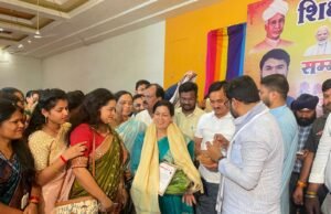 सांसद विवेक बंटी साहू ने फूलो की वर्षा कर शिक्षकों का किया सम्मान…12 वर्षों से निरंतर चली आ रही शिक्षक सम्मान की परंपरा