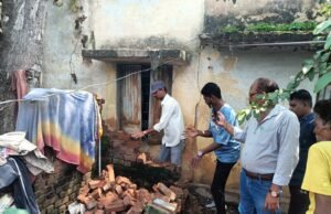 स्कूल की दीवार से सटकर ही हो रहा था निर्माण कार्य..कलेक्टर के आदेश के बाद निगम ने हटाया अतिक्रमण