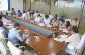 सीएम की आपात बैठक : अतिवृष्टि व बाढ़ के हालातों को देखते हुए अफसरों की छुट्टी पर रोक,जहां जरूरत वहां हेलीकॉप्टर से करें एयरलिफ्ट