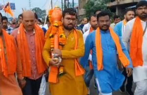 हाथ मे गदा लेकर 61 किमी की पदयात्रा पर निकले सांसद विवेक बंटी साहू…जगह जगह हुआ स्वागत