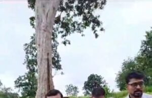 छिन्दवाड़ा ज़िले के अंतिम गांव पहुंचे सांसद..लगाई चौपाल,ग्रामीणों की सुनी समस्याएं..नदी पार करके पहुंचे पीपलढाना