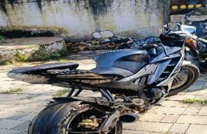 बिना लायसेंस,बिना हेलमेट,बिना नंबर प्लेट और तेज आवाज सायलेंसर वाली बाइक चलाना नाबालिग को पड़ा महंगा…परासिया पुलिस ने 12 धाराओं में काट दिया 9800 रुपये का चालान