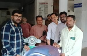 निर्माण श्रमिकों को ई-स्कूटर खरीदने पर सरकार दे रही 40 हज़ार की सब्सिडी…उमेश को मिली अनुदान सहायता
