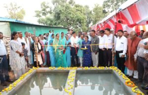 कलेक्टर द्वारा पालाचौरई में ताजे पानी में मोती की खेती का प्रदेश में पहली बार शुभारंभ