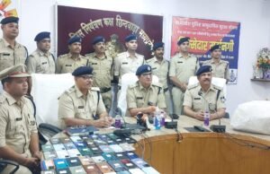 छिंदवाड़ा पुलिस का दीपावली गिफ्ट : गुम हुए 42 लाख 66 हजार रुपये कीमत के 251 मोबाइल मालिकों को लौटाए…