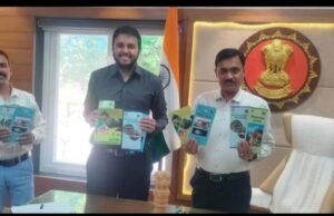 जिले के प्रमुख पर्यटन स्थलों की विशेष जानकारी और फोटोग्राफ से सुसज्जित पर्यटन ब्रोशर का कलेक्टर ने किया विमोचन