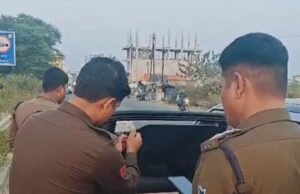 काली फिल्म लगी कारों पर पुलिस की पैनी नजर….42 कार के कांचों से निकाली काली फ़िल्म और की गई चालानी कार्यवाही