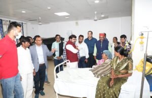 जिला अस्पताल पहुंचे सांसद विवेक बंटी साहू..दुर्घटना में घायल मरीजो का जाना हाल चाल,मृतक के परिजन और घायलों को सौंपे सहायता राशि के चेक