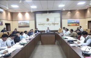 कलेक्टर ने ली ग्रामीण विकास की मासिक समीक्षा बैठक..आवास योजना में देरी पर जनपद पंचायत हर्रई के सीईओ और सहायक यंत्री के वेतन रोकने के निर्देश