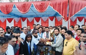 परासिया : सांसद कप क्रिकेट प्रतियोगिता की चैंपियन बनी एजे 11..सांसद ने किया पुरस्कार वितरण