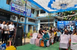 साइबर फ्रॉड से बचाव हेतु छिंदवाड़ा पुलिस ने एसबीआई में चलाया जागरूकता अभियान