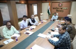 जिला सड़क सुरक्षा समिति की बैठक संपन्न : बिना हेलमेट पेट्रोल देने पर पंप संचालकों पर होगी कार्यवाही..हेलमेट के लिए चलेगा विशेष अभियान,रेड लाइट जंप करने वालों की अब खैर नही