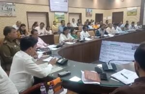 कलेक्टर ने ली समय सीमा प्रकरणों की समीक्षा बैठक : कुसमेली में अवैध कॉलोनी काटने के प्रकरण में तत्काल एफआईआर कराने के दिए निर्देश