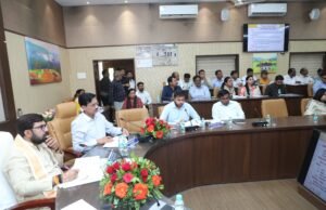 सांसद विवेक बंटी साहू ने कलेक्ट्रेट में ली “दिशा” की बैठक…विभिन्न विकास कार्यों की करी समीक्षा,अधिकारियों को दिए विभिन्न दिशा निर्देश