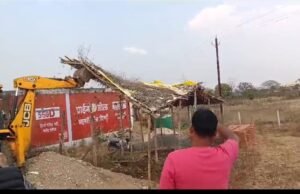 कांग्रेस का आरोप : प्रशासन ने गरीब आदिवासी की झोपड़ी पर चलाई जेसीबी…भाजपा के बड़े नेता द्वारा किए जा रहे अतिक्रमण पर आंख उठाकर देखने की नहीं हो रही हिम्मत
