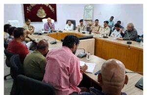 Chhindwara news : पुलिस कंट्रोल रूम में हुई शांति समिति की बैठक…भ्रामक खबरों व अफवाहों से बचने की अपील,भड़काऊ व अश्लील गाने बजाने पर होगी कड़ी कार्यवाही