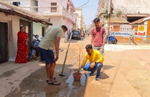 Chhindwara news : लक्ष्मी कंस्ट्रक्शन की लापरवाही और संबंधित अधिकारियों के उदासीन रवैये को लेकर पार्षद का अनूठा विरोध