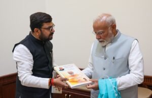 Pm modi से मिले छिंदवाड़ा सांसद विवेक बंटी साहू : पातालकोट की आदिवासी बहनों के हाथों से बनी फूलों की गुलाल एवं लड्डू किये भेंट