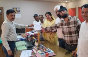 Chhindwara जिला पंचायत अध्यक्ष संजय पुन्हार के जाति प्रमाण पत्र की उच्च स्तरीय जांच कराने कलेक्टर से मिले परासिया के भाजपा नेता