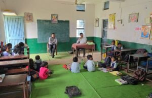 कलेक्टर का स्कूल निरीक्षण : ठीक से हिंदी भी नही पढ़ पाए बच्चे….प्राथमिक शिक्षकों की दो वेतनवृध्दि व माध्यमिक शिक्षकों की एक वेतनवृध्दि रोकने के निर्देश..शैक्षणिक स्थिति में नही आया सुधार तो फिर होगी निलंबन की कार्यवाही