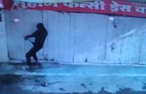 पुलिस की रात्रिकालीन गश्त पर सवाल : बारिश के बीच रेनकोट पहनकर आया चोर,लोहे की रॉड से बुधवारी बाज़ार स्थित दुकान का ताला तोड़कर 35 हज़ार नगद और अन्य सामान ले उड़ा