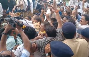 छिंदवाड़ा में आयोजित हुआ विशाल किसान बचाओ आंदोलन….प्रदेश कांग्रेस अध्यक्ष,नेता प्रतिपक्ष,पूर्व सांसद,आधा दर्जन से ज्यादा विधायक और हज़ारों कांग्रेस कार्यकर्ता हुए शामिल…. कलेक्टर के द्वारा ज्ञापन लेने न आने पर कुत्ते को सौंपा ज्ञापन