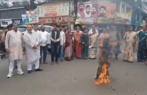 Chhindwara news : भाजपा महिला मोर्चा ने फूंका पीसीसी चीफ जीतू पटवारी का पुतला…बीते दिनों जीतू पटवारी द्वारा प्रदेश की महिलाओं को लेकर दिए गए विवादित बयान के विरोध में महिला मोर्चा ने किया प्रदर्शन