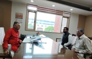 छिंदवाड़ा में आयुर्वेदिक चिकित्सा पाठ्यक्रम शुरू करने और जल्द से जल्द यूविवर्सिटी भवन निर्माण की मांग को लेकर उच्च शिक्षा व आयुष मंत्री इंदर सिंह परमार से मिले सांसद विवेक बंटी साहू