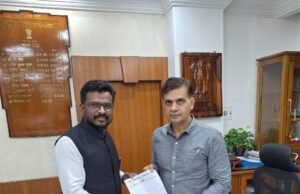 छिंदवाड़ा शहर के दो महत्वपूर्ण रेलवे क्रॉसिंग पर आरओबी निर्माण कार्य को शीघ्रता से शुरू करने की मांग को लेकर डीआरएम से मिले महापौर