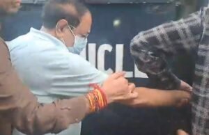 जहरीली कफ सिरप बनाने वाली श्रीसन फार्मा के मालिक रंगनाथन को पुलिस ने परासिया कोर्ट में किया पेश…10 दिन की पुलिस रिमांड में भेजा गया आरोपी…कोर्ट परिसर में वकीलों व परिवारजनों ने की जमकर नारेबाजी