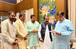 दादा जी धूनी वाले मंदिर के सामने हो रहे रेल्वे के निर्माण को रोकने केंद्रीय मंत्री से मिला प्रतिनिधि मंडल