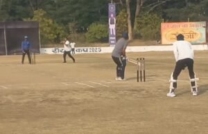 रॉयल क्लब द्वारा आयोजित लैदर बॉल क्रिकेट टूर्नामेंट : प्रेस 11 और आयोजन समिति के बीच हुआ मैत्री मैच