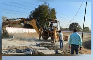 chhindwara news : अवैध कॉलोनी पर निगम की सख्ती,तोड़े गए निर्माण…कॉलोनाइजरों के खिलाफ एफआईआर दर्ज कराने के निर्देश