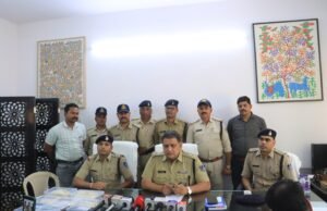 पुलिस की गिरफ्त में लुटेरे : पहले कार से मारी टक्कर और फिर ले उड़े ढाई लाख…05 आरोपी गिरफ्तार, लूटे गए 2 लाख व एक्टिवा सहित घटना में प्रयुक्त 1 कार,2 बाइक व 5 मोबाइल जप्त