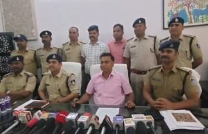 छिन्दवाड़ा पुलिस की बड़ी कार्यवाही : जुआ फड़ पर लग रहे थे लाखों के दाव… पुलिस की संयुक्त टीम ने दबिश देकर महाराष्ट्र के 10,छिन्दवाड़ा के 12 और बैतूल के 01 जुआरी को किया गिरफ्तार..3 लाख नगद सहित 05 कार,02 बाइक और 23 मोबाइल जप्त