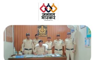 जंगल मे लग रहे थे जीत हार के दांव : अमरवाड़ा पुलिस ने दबिश देकर 08 जुआरियों को धर दबोचा…36,600 रुपये बरामद,2 आरोपी हो गए फरार