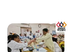 नलों से आ रहा गंदा पानी देकर नगर निगम कमिश्नर से बोले पार्षद : ये पानी पीकर दिखाइए…पानी पीने की हिम्मत तो नही दिखा सके कमिश्नर साहब लेकिन बेतुकी सफाई देते हुए बोले,ऐसा कोई शहर नही जहाँ ऐसा पानी नही आता