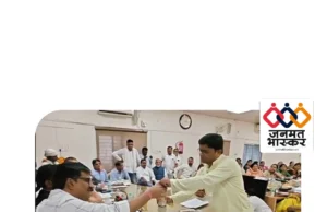 नलों से आ रहा गंदा पानी देकर नगर निगम कमिश्नर से बोले पार्षद : ये पानी पीकर दिखाइए…पानी पीने की हिम्मत तो नही दिखा सके कमिश्नर साहब लेकिन बेतुकी सफाई देते हुए बोले,ऐसा कोई शहर नही जहाँ ऐसा पानी नही आता